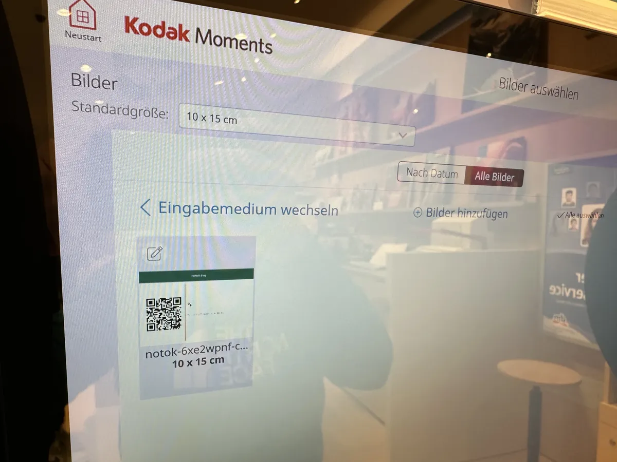 Kodak Moments Bildauswahl: Der notok.dog QR-Code ist als Bild geladen, Standardgröße 10 × 15 cm ausgewählt.