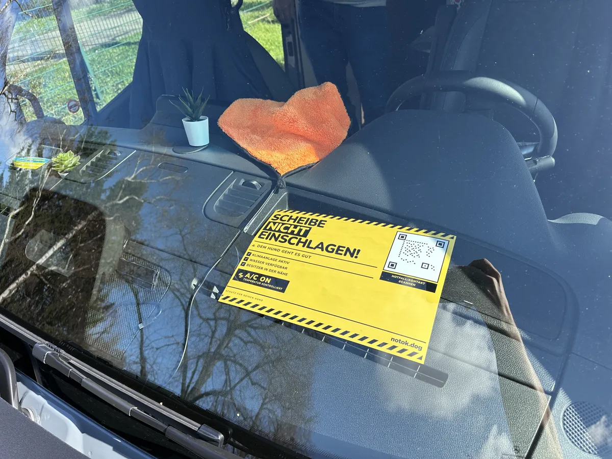 Gelber 'Scheibe nicht einschlagen' Sticker an der Heckscheibe