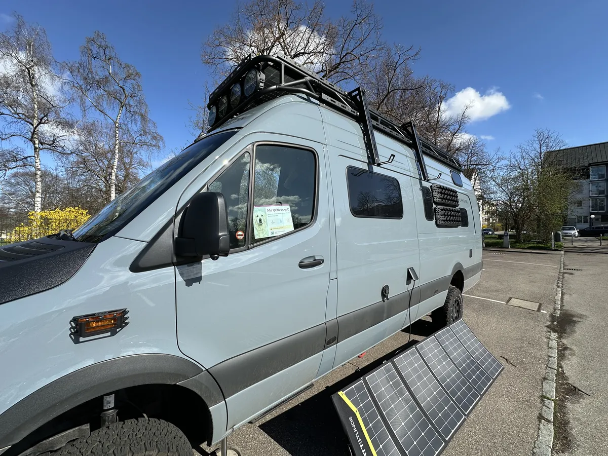 Sprinter Van mit Solarpanel und notok.dog Sticker am Fenster
